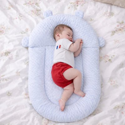 Bebe-endormi-sur-reducteur-de-lit-bebe-confortablement