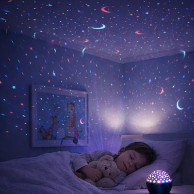 Bebe-enveloppe-dans_-es-etoiles-lumineuses-grace-a-veilleuse-projection