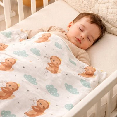 Bebe-paisible-dans-berceau-bien-couvert-avec-plaid-bebe