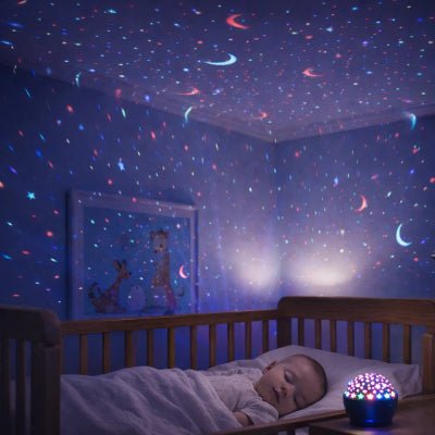 Bebe-paisible-sous-la_-umiere-etoilee-grace-a-veilleuse-progection