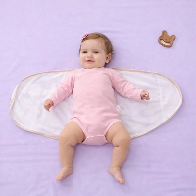 Bebe-paisible-sur-emmaillotage-couverture-douce