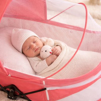 Bebe-se-repose-en-paix-dans-couffin-bebe