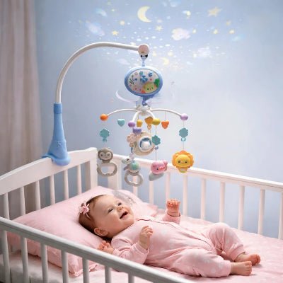 Bebe-souriant-sous-un-ciel-etoile-du-mobile-bebe