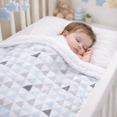 Garcon-dort-paisiblement-sous-couverture-bebe