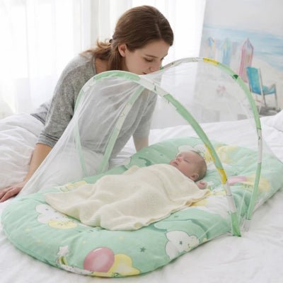 Mere-veillant-son-bebe-endormi-dans-reducteur-de-lit-bebe-confortablement