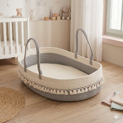 bebe-trouve-couffin-en-osier-tres-doux-et-dort-paisibelement