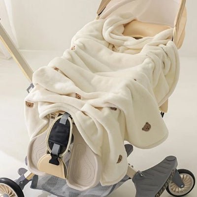 Couverture-bebe-polaire-avec-finitions-soignées