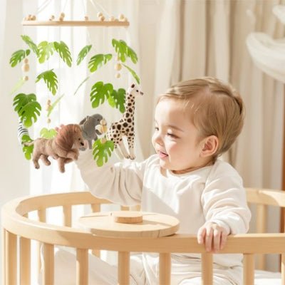 Mobile-pour-lit-bebe-en-bois-naturel